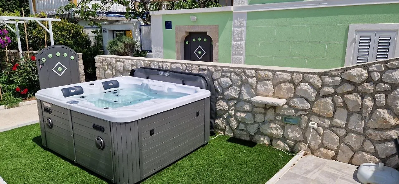 Vila Holiday Home Green Point